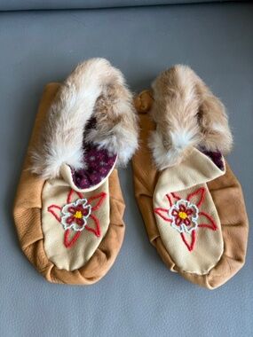 Handmade indigenous native sz 6-7 W leather moccasin slippers beaded tan beige